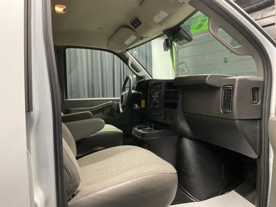 2025 Chevrolet Express Passenger 3500 1LT